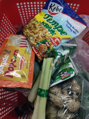 Şubat 2025 'te Endonezya, Jakarta' daki çeşitli ürünlerle dolu süpermarket sepeti..