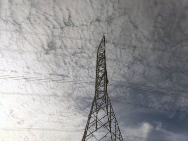 Yüksek voltaj sonrası yüksek gerilimli gökyüzü arka planı. Yüksek voltajlı gökyüzü arka planı..