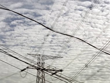 Yüksek voltaj sonrası yüksek gerilimli gökyüzü arka planı. Yüksek voltajlı gökyüzü arka planı..