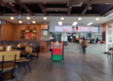 Arka plan kullanımı için kafenin ve restoran içinin bulanık görüntüsü.