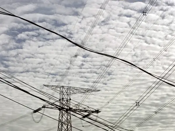 Yüksek voltaj sonrası yüksek gerilimli gökyüzü arka planı. Yüksek voltajlı gökyüzü arka planı..