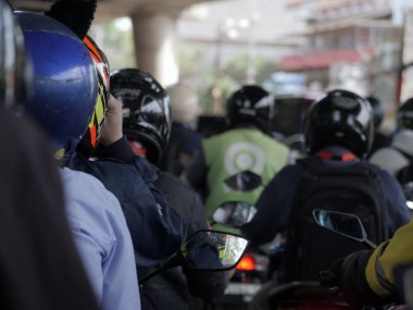 Trafik sıkışık. 3 Şubat 2025 'te Endonezya' nın Jakarta şehrinde motosikletli kimliği belirsiz motosikletliler