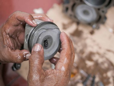 Vites kutusuyla çalışan el arabası tamircisine yakın plan..