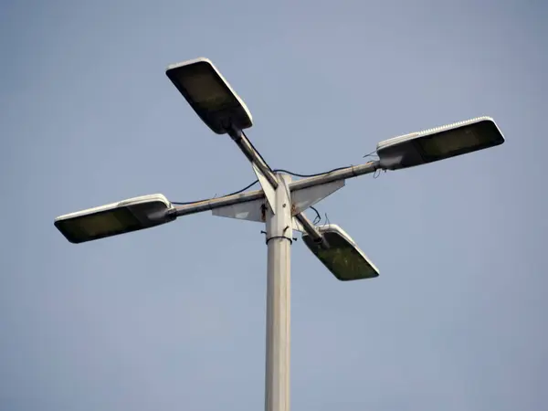 Mavi gökyüzü arkaplanlı LED sokak lambası, seçici odaklı yakın plan fotoğrafı