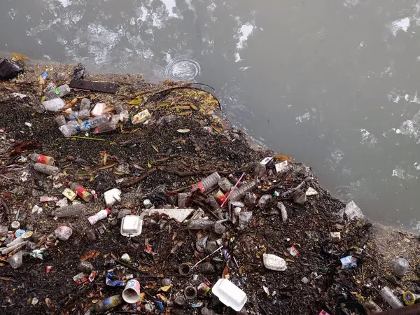 Nehrin kıyısında plastik atık. 28 Mart 2025 'te Jakarta, Endonezya' da çevre kirliliği