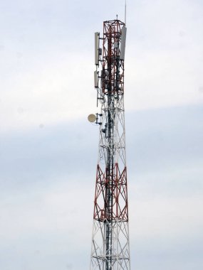Gökyüzüne karşı antenleri olan bir telekomünikasyon kulesine yakın çekim. BTS Haberleşme