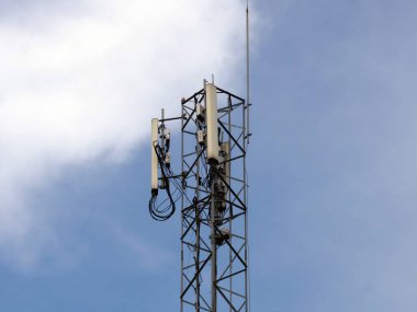 Gökyüzüne karşı antenleri olan bir telekomünikasyon kulesine yakın çekim. BTS Haberleşme