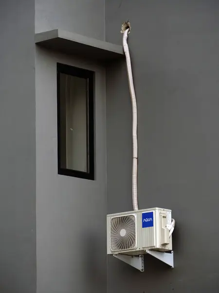 Cakarta 'da 1 Nisan 2025' te gri bir duvara dış klima kurulumu