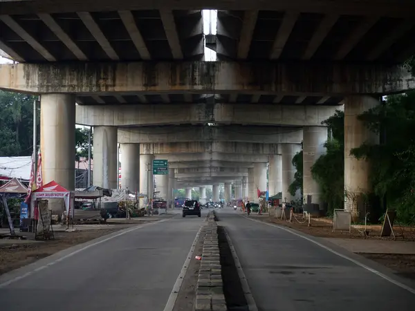 1 Nisan 2025 'te Jakarta, Endonezya' da sütunları ve yolu olan beton bir köprünün altgeçit görüntüsü