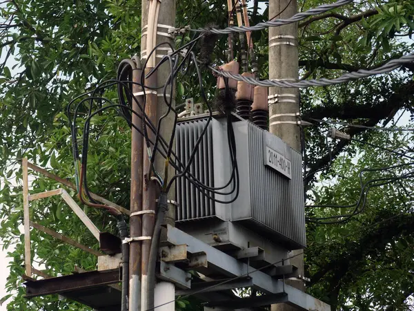 1 Nisan 2025 'te Jakarta' da elektrik kabloları olan elektrik direğine yakın çekim.