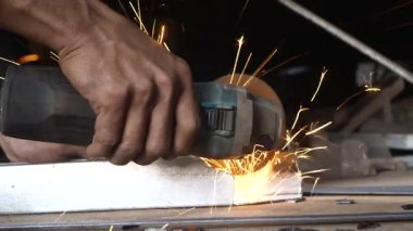 Güvenlik eldiveni kullanmadan insanın elini gıcırdatmasını kapat. güvenli olmayan öğütme işi