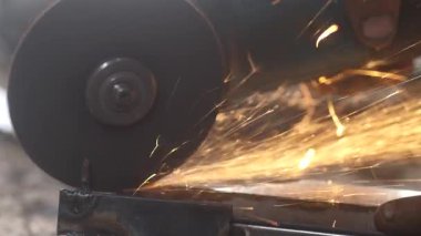 Güvenlik eldiveni kullanmadan insanın elini gıcırdatmasını kapat. güvenli olmayan öğütme işi