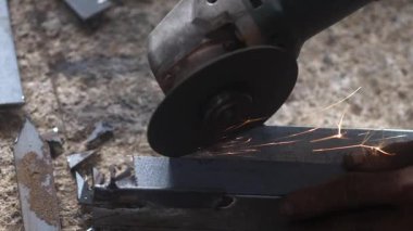 Güvenlik eldiveni kullanmadan insanın elini gıcırdatmasını kapat. güvenli olmayan öğütme işi