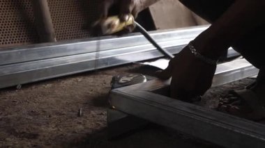 Güvenlik eldiveni kullanmadan insanın elini gıcırdatmasını kapat. güvenli olmayan öğütme işi