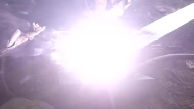 Güvenlik eldiveni kullanmadan insanın elini gıcırdatmasını kapat. güvenli olmayan öğütme işi