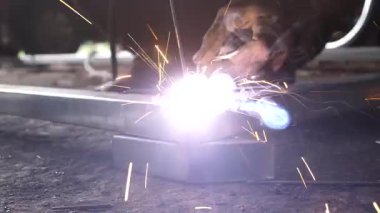 Güvenlik eldiveni kullanmadan insanın elini gıcırdatmasını kapat. güvenli olmayan öğütme işi