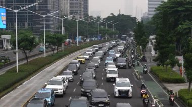 10 Nisan 2025 'te Sudirman Caddesi, Jakarta, Endonezya' da sabah trafiği sıkışıklığı.