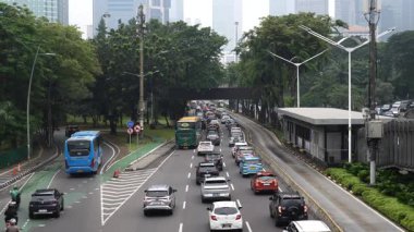 10 Nisan 2025 'te Sudirman Caddesi, Jakarta, Endonezya' da sabah trafiği sıkışıklığı.
