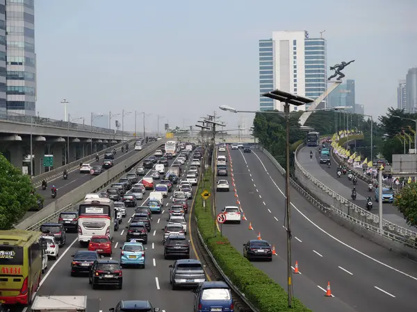 20 Nisan 2025 'te Jakarta Endonezya' da sabah otoyolda trafik sıkışıklığı