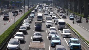 23 Nisan 2025 'te Pancoran heykeli Jakarta Endonezya' da yoğun trafik sıkışıklığı