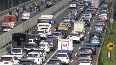 23 Nisan 2025 'te Pancoran heykeli Jakarta Endonezya' da yoğun trafik sıkışıklığı