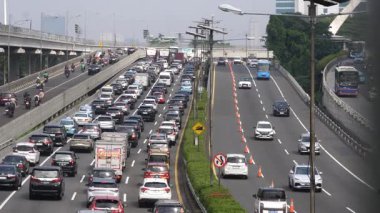 23 Nisan 2025 'te Pancoran heykeli Jakarta Endonezya' da yoğun trafik sıkışıklığı