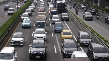 23 Nisan 2025 'te Pancoran heykeli Jakarta Endonezya' da yoğun trafik sıkışıklığı
