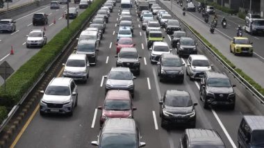 23 Nisan 2025 'te Pancoran heykeli Jakarta Endonezya' da yoğun trafik sıkışıklığı