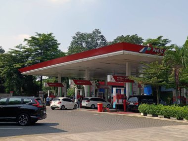 10 Haziran 2025 'te Endonezya, Jakarta' daki Pertamina yakıt istasyonu.