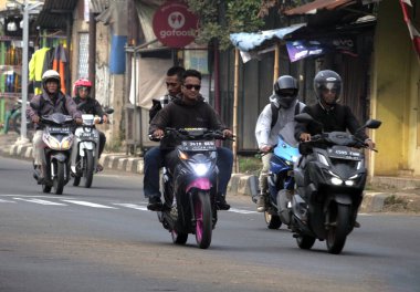 Motosiklet Trafiği Cakarta, Endonezya 'da Gerçekçi Sokak Fotoğrafları Görünümü 2 Temmuz 2025