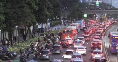 20 Ağustos 2025, Sudirman Caddesi, Jakarta, Endonezya 'da öğleden sonra trafik sıkışıklığı
