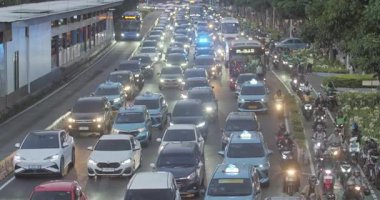 20 Ağustos 2025, Sudirman Caddesi, Jakarta, Endonezya 'da öğleden sonra trafik sıkışıklığı