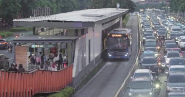 20 Ağustos 2025, Sudirman Caddesi, Jakarta, Endonezya 'da öğleden sonra trafik sıkışıklığı