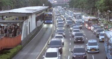20 Ağustos 2025, Sudirman Caddesi, Jakarta, Endonezya 'da öğleden sonra trafik sıkışıklığı