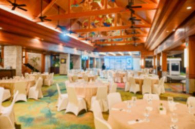 Yuvarlak masa ve sandalyelerle bulanık arkaplan ziyafet salonu