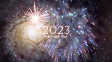 Yeni yılınız kutlu olsun. Havai fişek ve galaksi M74 sinematik başlığıyla 2023 altın mesaj kutlaması. Soyut arkaplan bayramı kara gece gökyüzünde renkli havai fişekler.