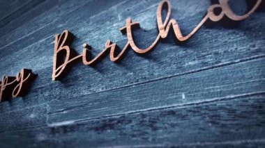 Mutlu Yıllar Ahşap Krom Metnin 3 boyutlu animasyonu. Ahşap dokusu sinematik başlık üzerine. Son scence treyler olay arkaplanı için kapak bitiriliyor