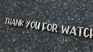 Tahta desenli, sinematik başlıklı siyah krom metni izlediğiniz için 3 boyutlu bir animasyon. Giriş için kapak, başlık afişi. Renkli retro oyun konsolu biçimi. 