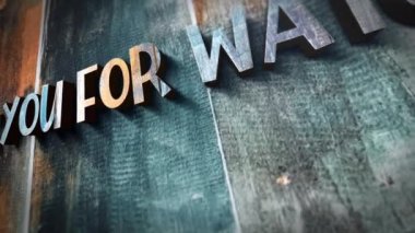 Tahta dokuyla ilgili krom metni izlediğiniz için 3 boyutlu animasyon. Sinema başlığı. Giriş için kapak, başlık afişi. Renkli retro oyun konsolu biçimi. 