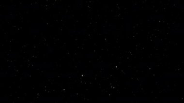 Beyaz toz parçacıkları siyah zemin 4K 3D döngüsü üzerinde titreşiyor. Beyaz soyut ışıltılar parıldıyor Noel kar yağışıyla 