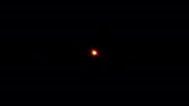 4K döngü merkezi yanıp sönen turuncu kırmızı yıldız ışığı optik mercekleri parlatıyor ve projektör örtüsü için siyah soyut arkaplan üzerinde parlak animasyon sanatı oluşturuyor. Işıklandırma lambası ışığı dinamik, parlak video etkisi 
