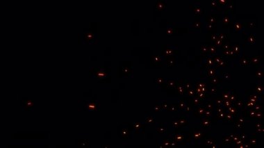 Soyut animasyon döngüsü, sıcak turuncu kıvılcımlar yakar, parçacıklar hızlı parlar. Ekran projesi için sağ taraftan siyah arkaplanda yükselirler. Hızlı zaman dilimi 444 kullanılarak izole edilmiş alfa kanalı.
