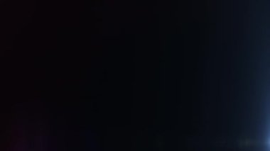 Döngü beyaz optik mercek parıltısı ışık saçıyor. 4K güzel beyaz spot ışığı efektleri soyut ekran efekti için sağ alttan sağ üste hareket ediyor.