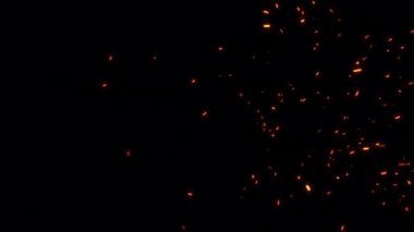 Soyut dikişsiz parlayan ateş parçacıkları, kül kıvılcımlarının şeffaf alfa kanalı ile yükselmesi projenizi örtbas etmek için kullanılabilir. 4K 3D kaotik hareket ateşli turuncu parlayan kor yanan kül parçacıkları.