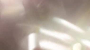 Ekran projesi örtüsü için soyut çok renkli ışık sızıntısı animasyon arkaplanı parlıyor. 4K pürüzsüz döngü güzel ışık sızıntısı siyah arkaplan üzerinde yansıması Renkli sarı turuncu tonlar. 