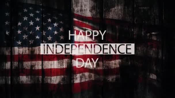 在独立日快乐的文字中 美国国旗飘扬在木制抽象背景的风声动画中 — 图库视频影像