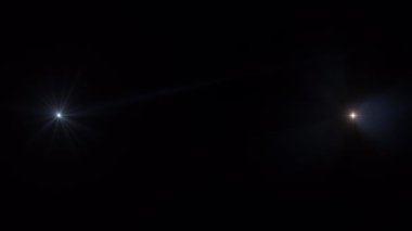 Beyaz ve sarı ışıklı optik mercekler parlak animasyonlar, siyah arkaplan üzerinde soyut hareket eden sanat animasyonlarını oluşturur 