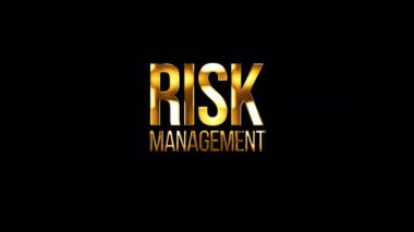 Risk Yönetimi 'nin animasyonu altın metin siyah soyut arkaplan üzerinde ışık hareketi parlatıyor. Reklam konseptini tanıt QuickTime Alpha Channel 444 'ü kullanarak izole et