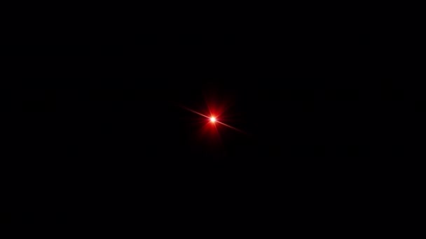 ループセンターは 画面プロジェクトのオーバーレイのための黒の抽象的な背景にオレンジ色の赤い星の光フレア輝き光線の回転を輝きます 照明ランプ線は動的明るいビデオ映像に影響を与えます アルファチャンネルで隔離された透明Quicktimeは444を誇ります — ストック動画