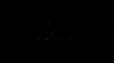 Nesnelerin IOT interneti siyah soyut arkaplan üzerinde parlak neon lazer metin canlandırması.